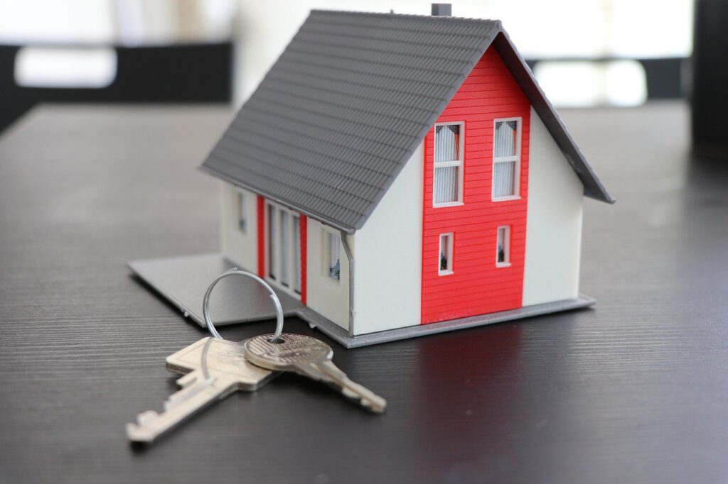 Schlüsselbund mit kleinem Hausanhänger – Symbol für Eigentum und erfolgreichen Immobilienkauf